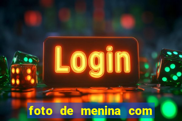 foto de menina com cabelo cacheado no espelho